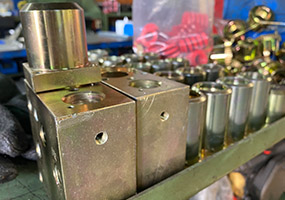 Hydraulic manifold blocks